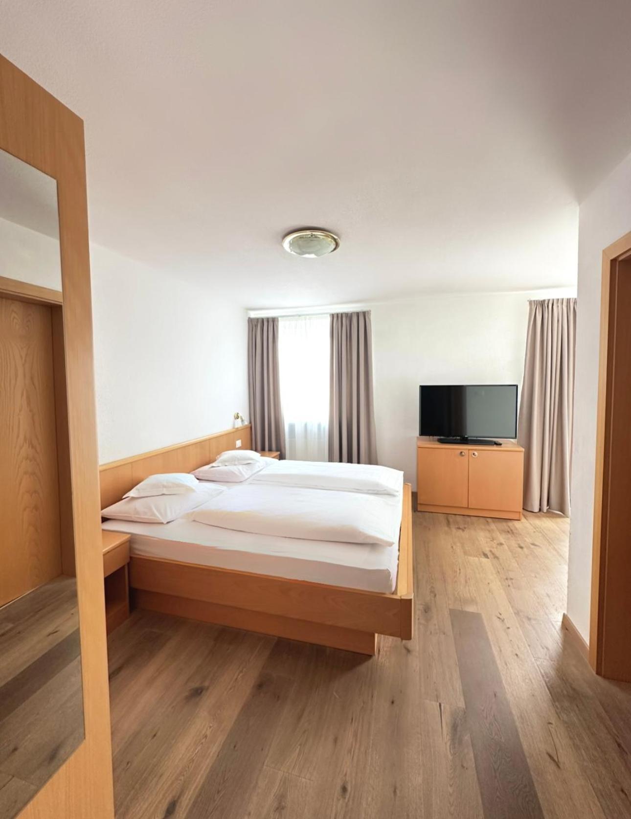 Garni Hotel Dorothea 蒂鲁罗 外观 照片
